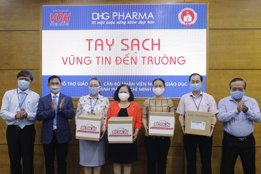 After Can Tho city, DHG Pharma continued to give Bioskin hand sanitizer gel to elementary teachers in HCMC