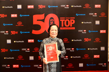 Bà Phạm Thị Việt Nga với chứng nhận Top 50 doanh nghiệp kinh doanh hiệu quả